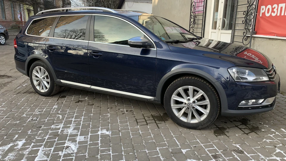 Volkswagen Passat Alltrack Синій металік 103kW