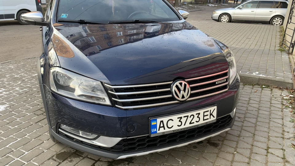 Volkswagen Passat Alltrack Синій металік 103kW 2