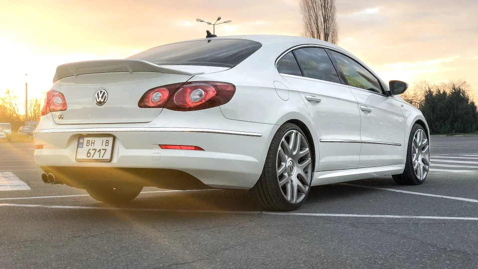 Volkswagen Passat CC F-15 у будівлі 2