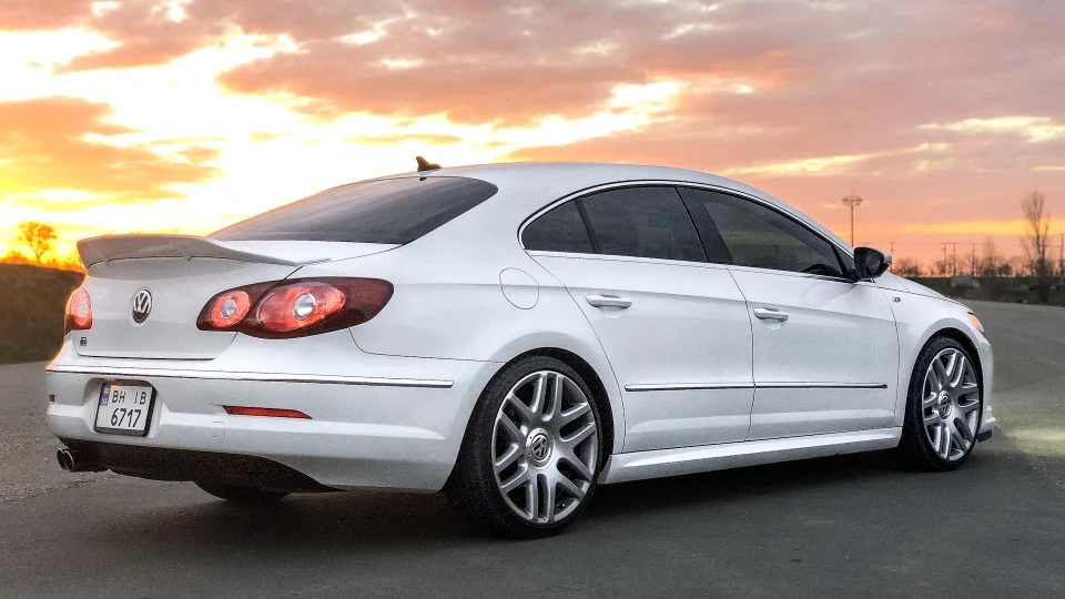 Volkswagen Passat CC F-15 у будівлі 3