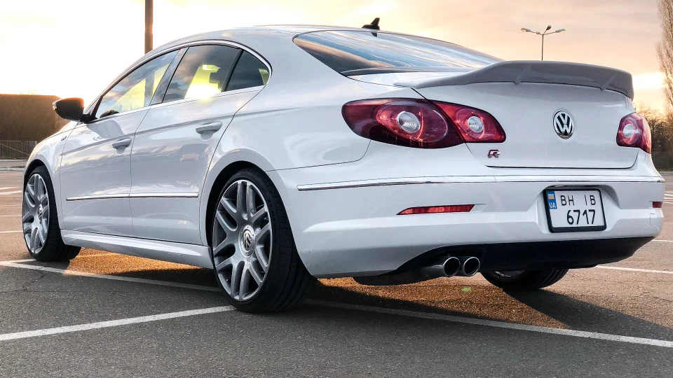 Volkswagen Passat CC F-15 у будівлі 4