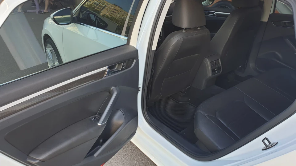 Volkswagen Passat US 5