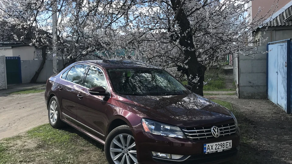 Volkswagen Passat US BURGUNDY 2.5 SEL 4