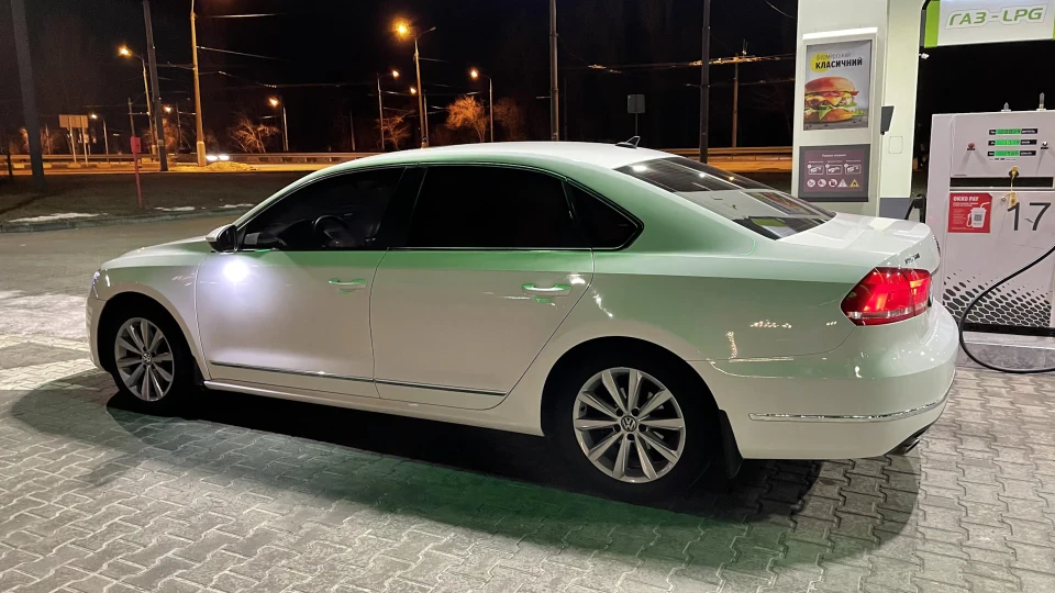 Volkswagen Passat US SEL 4