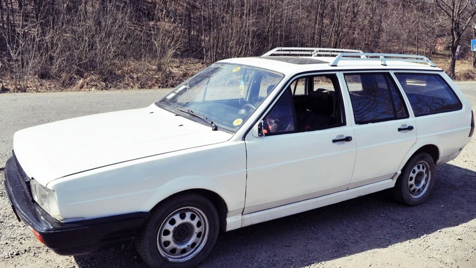 Volkswagen Passat Variant біленька бензинова 1.6 2