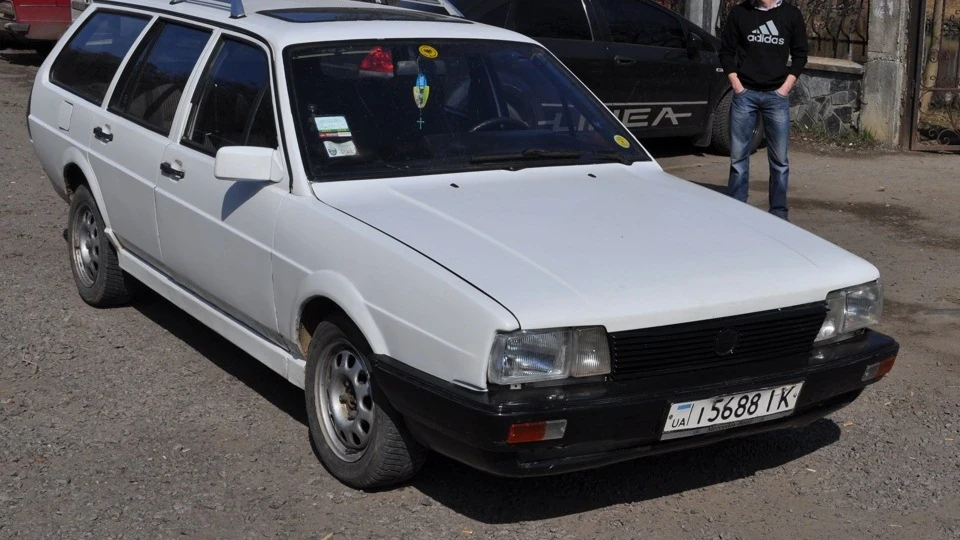 Volkswagen Passat Variant біленька бензинова 1.6 3