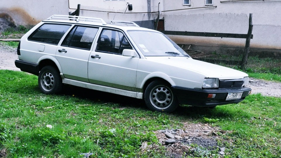 Volkswagen Passat Variant біленька бензинова 1.6 4