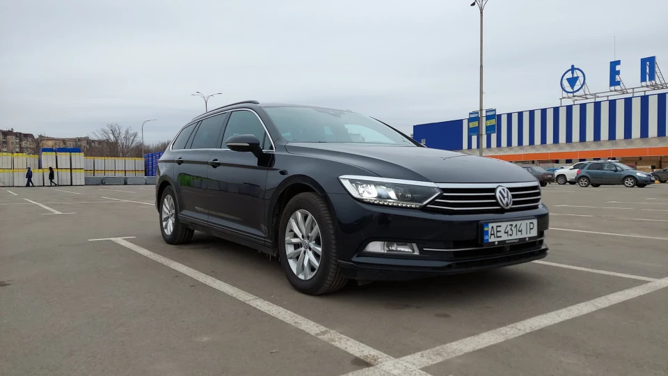 Volkswagen Passat Variant Чорний бомбардувальник