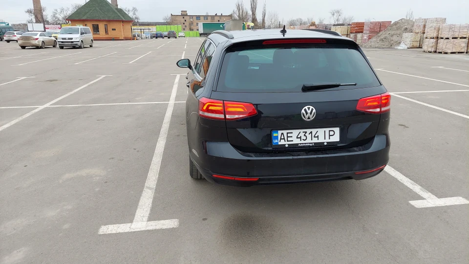 Volkswagen Passat Variant Чорний бомбардувальник 4