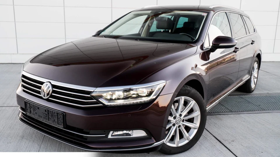 Volkswagen Passat Variant crimson red 2