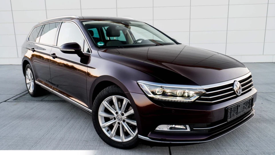 Volkswagen Passat Variant crimson red 3