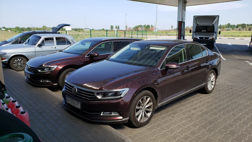 Volkswagen Passat Variant crimson red 4