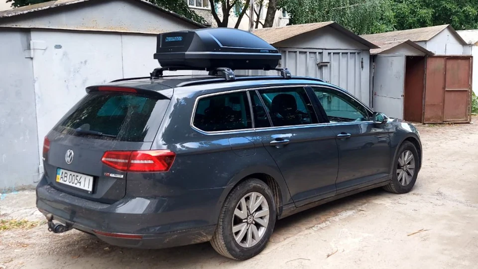 Volkswagen Passat Variant gray horse 2