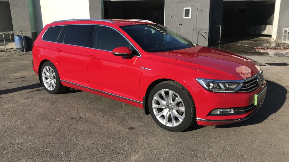 Volkswagen Passat Variant Red