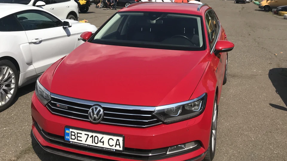 Volkswagen Passat Variant Red 2