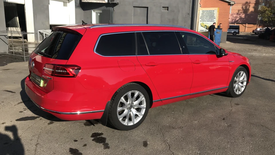 Volkswagen Passat Variant Red 3
