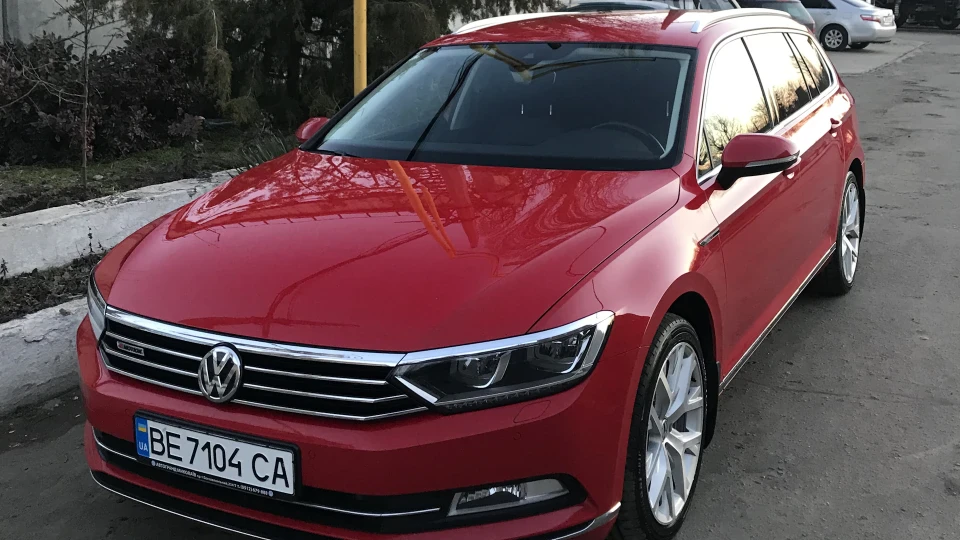 Volkswagen Passat Variant Red 4