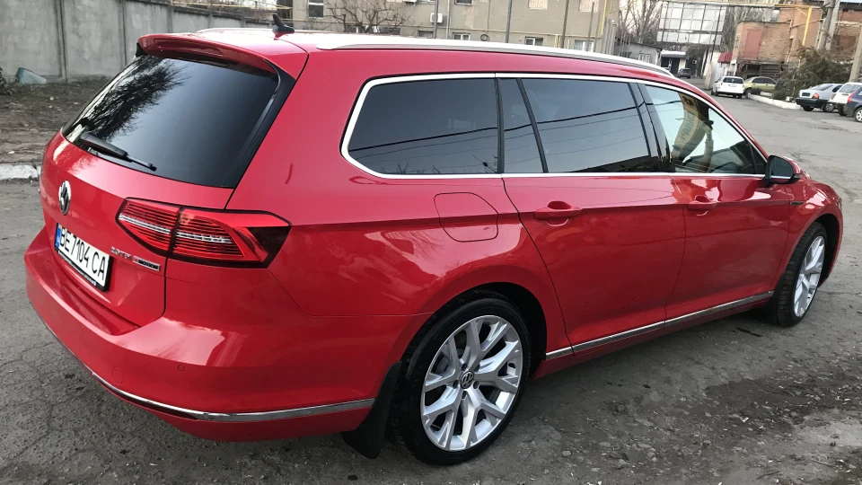 Volkswagen Passat Variant Red 5