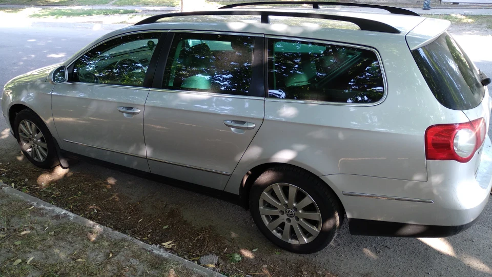 Volkswagen Passat Variant Сріблястий тролейбус 2
