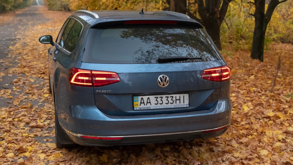 Volkswagen Passat Variant синій кракаділ 2