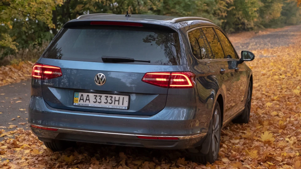 Volkswagen Passat Variant синій кракаділ 3