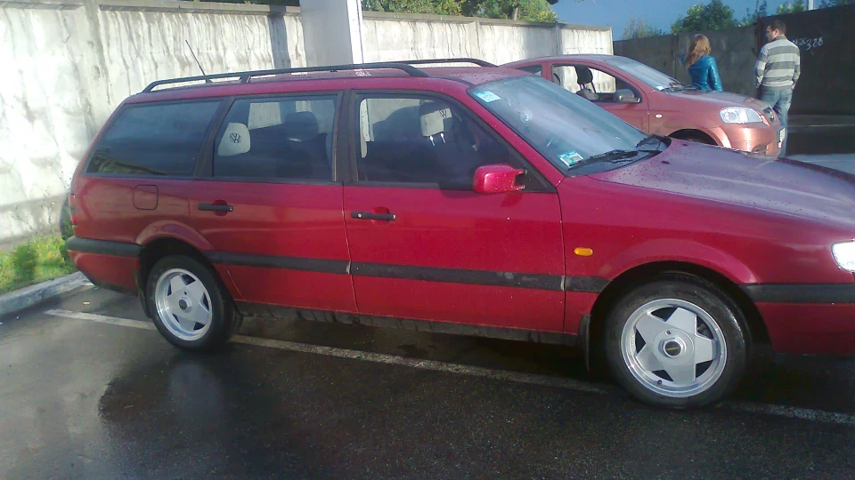Volkswagen Passat Variant Вишневий металік 2