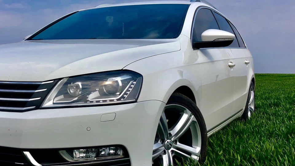 Volkswagen Passat Variant White 2