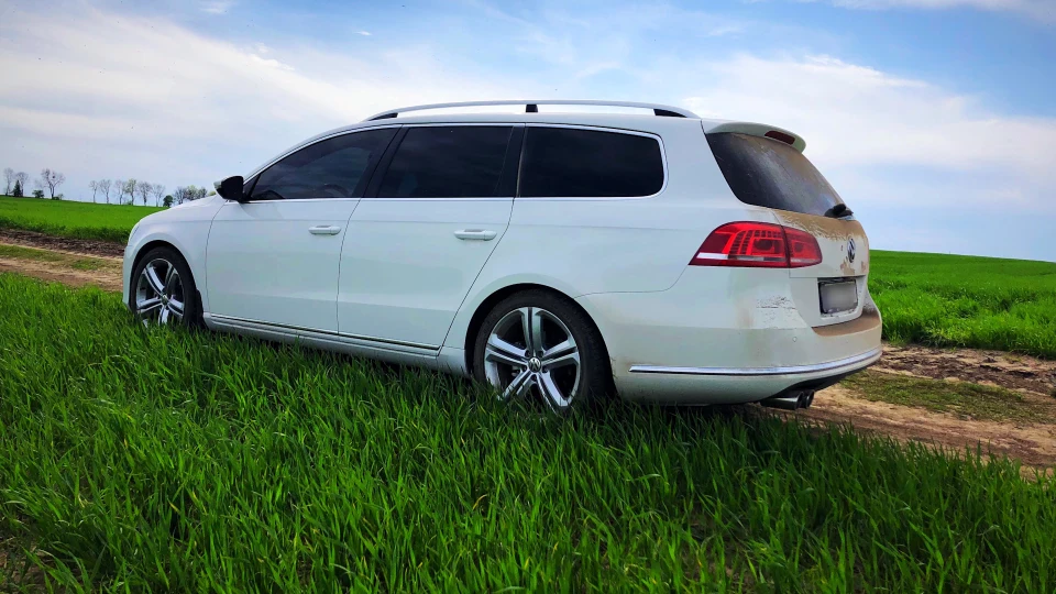 Volkswagen Passat Variant White 3