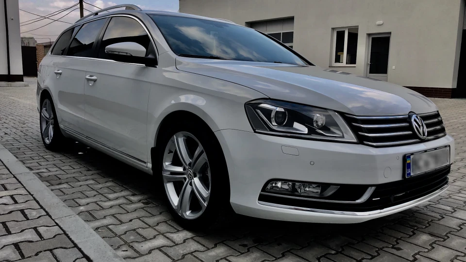 Volkswagen Passat Variant White 4