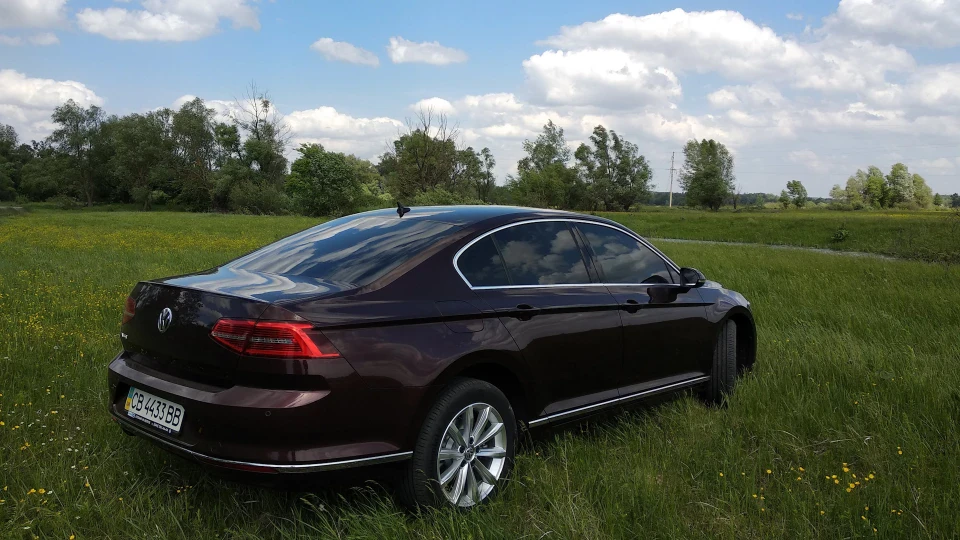 Volkswagen Passat 2.0TDI Crimson Red 3