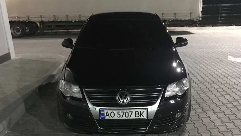 Volkswagen Passat B6 black