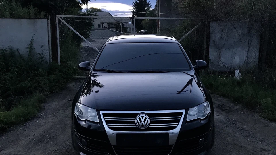 Volkswagen Passat B6 black 2