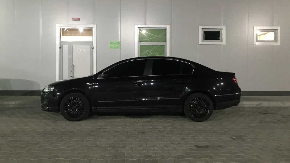 Volkswagen Passat B6 black 3