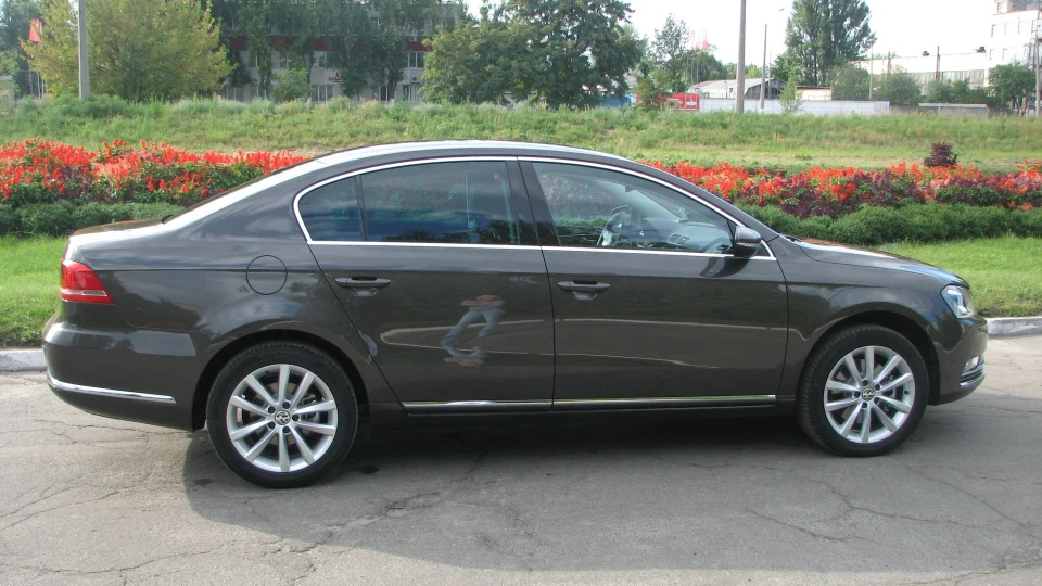 Volkswagen Passat "Black Oak Metallic 2