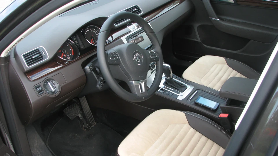 Volkswagen Passat "Black Oak Metallic 3