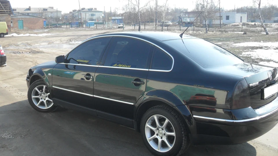 Volkswagen Passat чорний металік 2.8 2