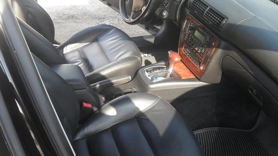 Volkswagen Passat чорний металік 2.8 4