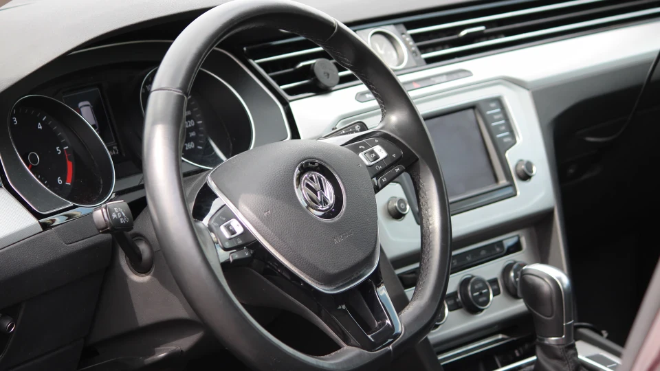 Volkswagen Passat Crimson red Metalic DSG6 3