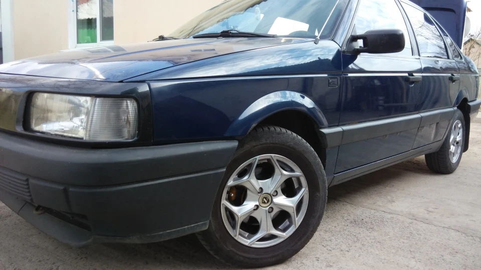 Volkswagen Passat синій пассякерує