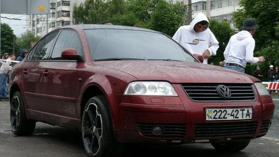 Volkswagen Passat Вишневий 3