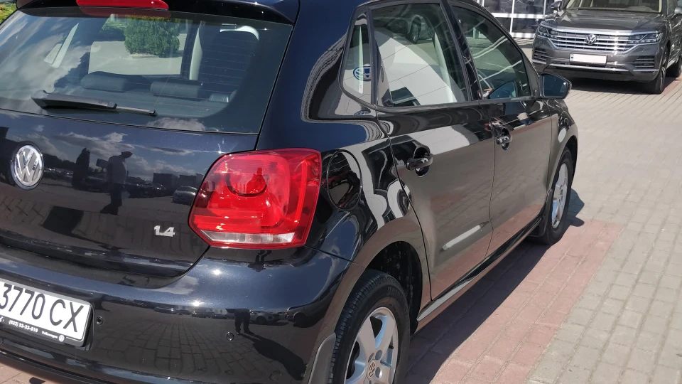 Volkswagen Polo Hatchback Чорний металік 2