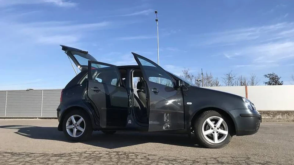 Volkswagen Polo Hatchback Мокрий асфальт 3