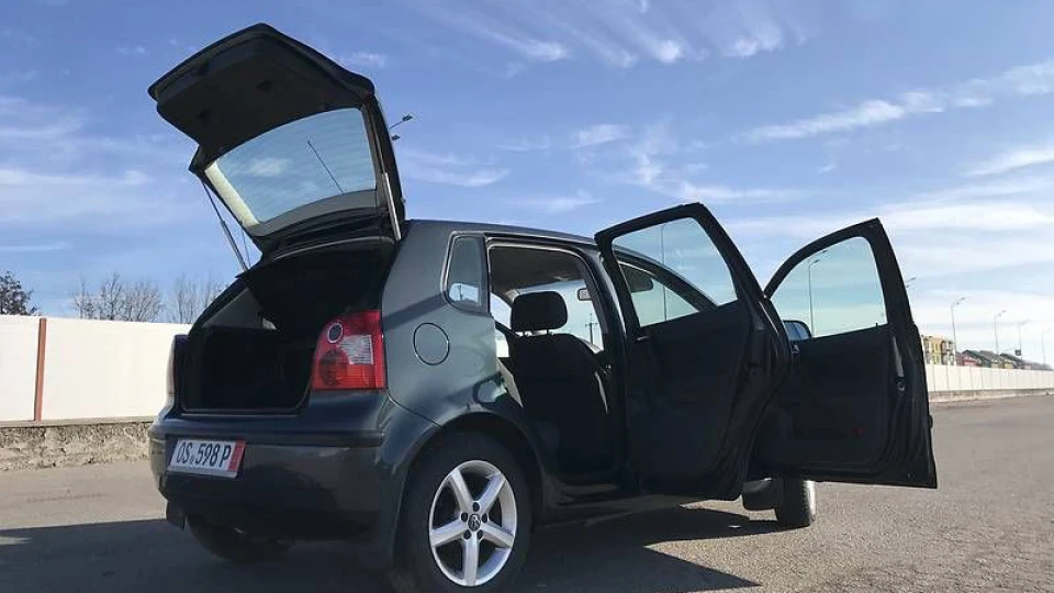 Volkswagen Polo Hatchback Мокрий асфальт 4