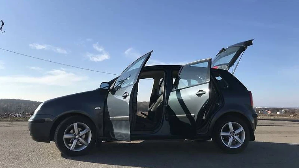 Volkswagen Polo Hatchback Мокрий асфальт 5