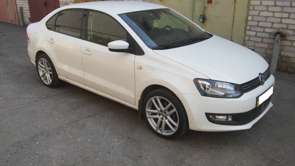 Volkswagen Polo Sedan 3