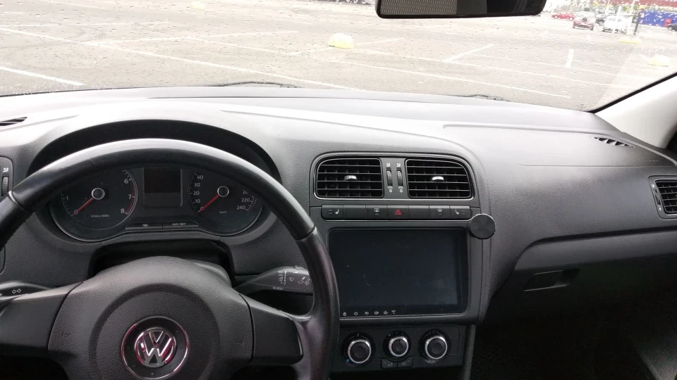 Volkswagen Polo Sedan 4