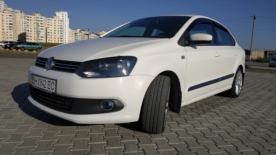 Volkswagen Polo Sedan 2