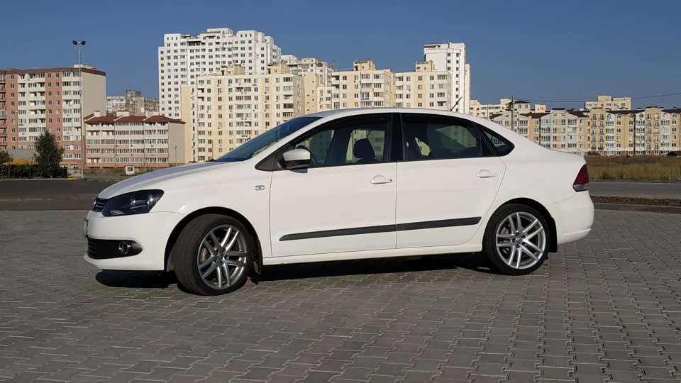 Volkswagen Polo Sedan 3