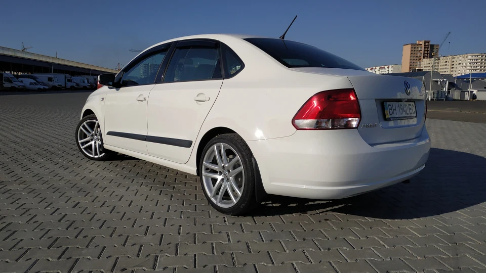 Volkswagen Polo Sedan 4