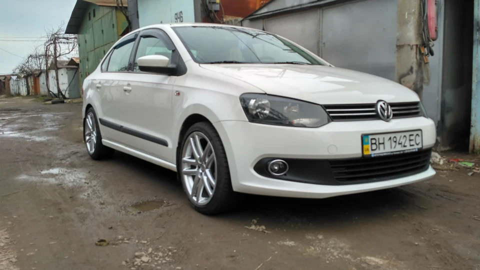 Volkswagen Polo Sedan 5